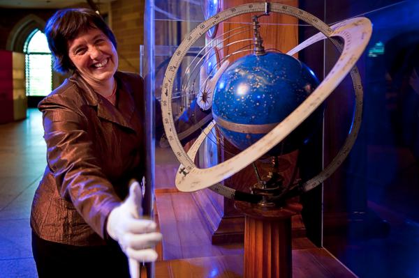 Dr. Irmgard Müsch, Kuratorin Uhren, wissenschaftliche Instrumente und Musikinstrumente, mit Ludwigsburger Weltenmaschine.
