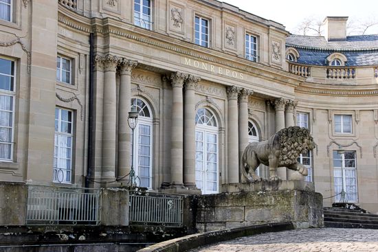 Schloss Monrepos: Eingangsbereich mit klassizistischer Säulenarchitektur