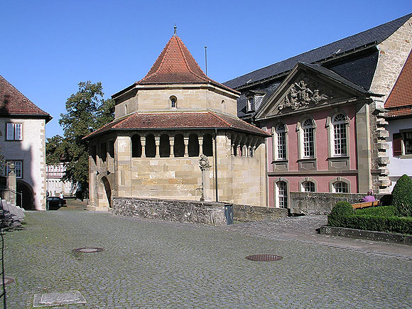 Romanische Erhardskapelle neben der Kirche