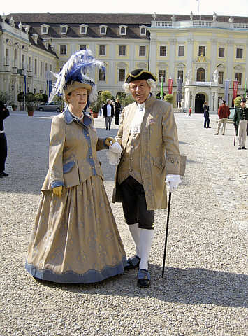 Barocke Kostüme im Hof von Schloss Ludwigsburg