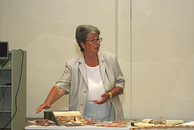Frau Dr. Rosemarie Günther vom Althistorischen Seminar der Universität Mannheim bei der Präsentation des Koffers am 25. Mai in Mannheim