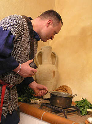 Saalburgmuseum: Legionr am Herd