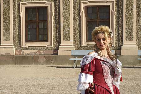 Gästeführerin vor dem Barockschloss Favorite (Rastatt)