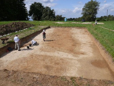 Der frisch aufgedeckte, rund 6000 Jahre alte Graben auf dem Michaelsberg am 25. August 2010. Der knapp fünf Meter breite Graben zeichnet sich durch seine dunklere Verfärbung deutlich vom helleren umgebenden Boden ab. In den kommenden Wochen wird die Grabenfüllung sorgfältig ausgegraben (Bild: Landesamt für Denkmalpflege/RPS).