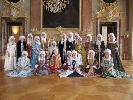 Die Klasse aus der Zürcher Kantonsschule Hohe Promenade präsentiert sich als erste in den neuen Kostümen fürs Gruppenfoto.