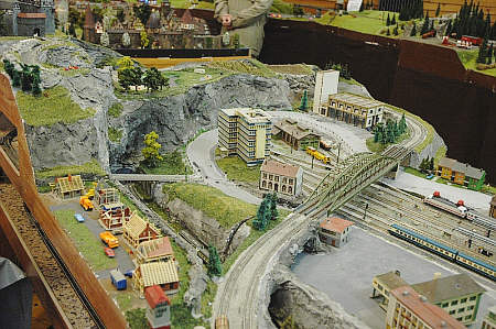 Faszination Modelleisenbahn - Zum Ausklang der Sonderausstellung entführt das Mainfränkische Museum in Kooperation mit dem Club der Modelleisenbahner Würzburg e.V. in die faszinierende Welt der Modelleisenbahn.