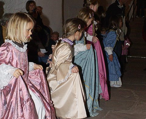 Frühlingserwachen im Schloss Heidelberg: Tanzschritte im Kostüm für die Kleinen