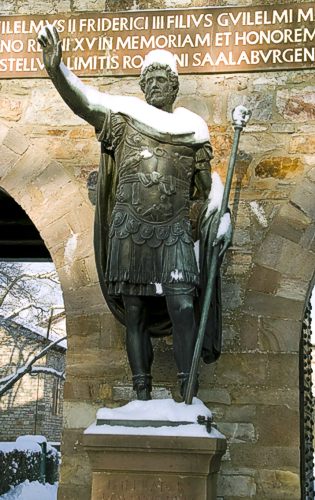 Kaiser Antoninus Pius im winterlichen Gewand vor dem Haupttor des Römerkastells Saalburg