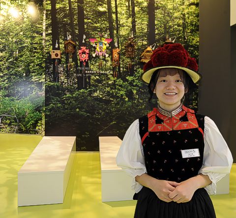 Hostess in der traditionellen Gutacher Tracht vor der Uhrenwand auf der EXPO in Shanghai. Dort hat sich der Schwarzwald einem interessierten Publikum präsentiert.