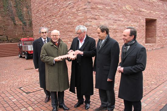 Schlüsselübergabe vor dem Neubau des Besucherzentrums. Von links nach rechts: Andreas Falz, Stellvertretender Leiter der Staatlichen Schlösser und Gärten, Ministerialdirigent Thomas Knödler vom Stuttgarter Finanzministerium, Prof. Max Dudler, Heidelbergs OB Eckart Würzner und der Leiter des Betriebs Vermögen und Bau, Mannheim, Bernd Müller.