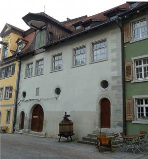 Mesmerhaus außen (Bildnachweis: Strebewerk): Das Mesmerhaus, vom Meersburger Heiliggeistspital 1680 erbaut als Erweiterung eines Anbaus von 1615 an der mittelalterlichen Vorburgmauer. Im Erdgeschoss befindet sich ein an dieser Stelle erbauter Torkelbaum von 1607.