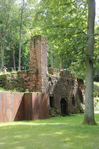 Homburg: Größter Baurest sind die Fundamente der Orangerie am Ende des vom Karlsbergweiher heraufziehenden Tals. Sie bildete eine dreiflüglige Anlage, die nicht nur die kälteempfindlichen Pflanzen des Gartens aufnahm, sondern auch Wohnräume für den Hofstaat enthielt.