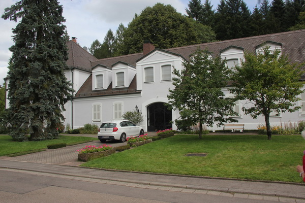 Homburg: Am Fuß des Karlsbergs liegt der Karlsberger Hof, ein zum Schlosskomplex gehörendes Wohn- und Wirtschaftsgebäude.