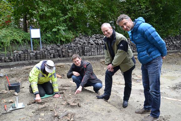 Gleich am ersten Tag waren die Archäologen an der Grabungsstelle Vincentius-Krankenhaus in Konstanz fündig. Die Funde begutachten vor Ort (v.l.n.r.): Grabungstechniker Urs Grabo, Dr. Jonathan Scheschkewitz, Michael Hoffmann und Jochen Friedrichs vom Amt für Stadtplanung und Umwelt der Stadt Konstanz. aj