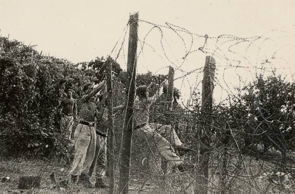 Junge Männer des Reichsarbeitsdienstes beim Errichten des Stacheldrahtverhaus im Wiesental. Foto: Kreisarchiv Lörrach.