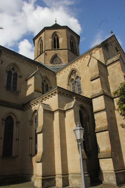 Prioratskirche Offenbach von außen (oben), Vierungspfeiler mit Süd- und erneuertem Westschiff (unten) und Blick in das Vierungsgewölbe (ganz unten)