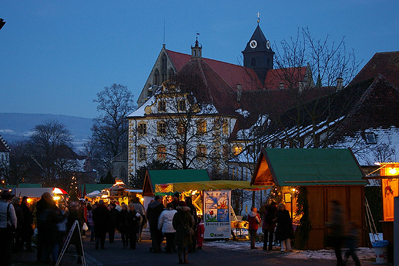 Weihnachtsmarkt vor der Kulisse von Schloss und Kloster Salem. Foto: ssg