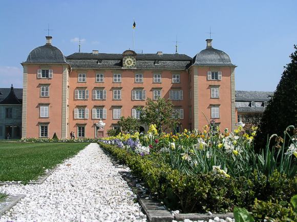 Schlossgarten Schwetzingen: Alte Bepflanzung mit Zwiebelblumen. Aufnahme 2004