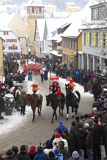Rossmarkt Niederstetten: In der Ferienlandschaft „Liebliches Taubertal“ geht das Schwerpunktthema „Brauchtum – lebendige Tradition“ ins zweite Jahr. Die zugehörige Broschüre mit der Veranstaltungsübersicht 2015 ist jetzt erschienen. Foto: Tourismusverband „Liebliches Taubertal“, Peter Frischmuth