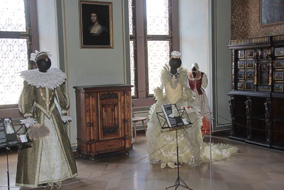 Hofkleid um 1580, freies Hochzeitskleid,. Modell "Sarah - Queen for one day", um 1600, und (hinten) Kleid einer Bäurin, um 1738.