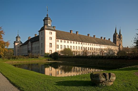 Gesamtansicht Schloss Corvey mit dem Westwerk im Hintergrund © Kulturkreis Höxter-Corvey gGmbH, Peter Knaup