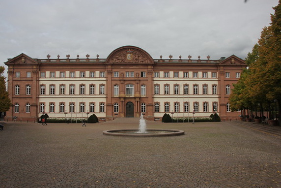 Zweibrücken: Residenzschloss der Herzöge von Zweibrücken, erbaut 1720 - 1725 unter Herzog Gustav Samuel Leopold durch den schwedischen Architekten Jonas Erikson Sundahl. Im 2. Weltkrieg zerstört und 1963-65 wieder aufgebaut.