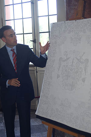 Der baden-württembergische Wirtschafts- und Finanzminister Schmid bei der Präsentation des bischöflichen Mundtuchs
