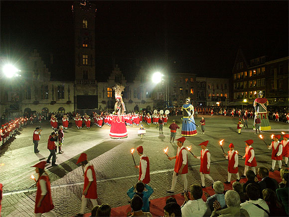 Eine Augenweide: Der Riesenumzug Katuit in Dendermonde. © Hendrik De Schrijver