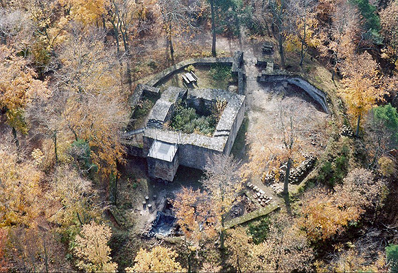 Burgruine Klingenmünster, Luftbild der Oberburg. © Manfred Czerwinski
