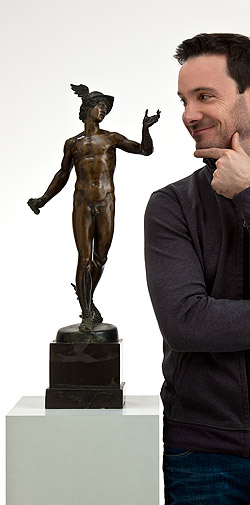 Eric Gauthier, Leiter von Gauthier Dance im Theaterhaus Stuttgart, wirbt mit der Bronzestatuette des Merkur aus der herzoglichen Kunstkammer für die Spendenkampagne zugunsten der "Wahren Schätze", der neuen Schausammlung des Landesmuseums Württemberg (© Hendrik Zwietasch, Landesmuseum Württemberg, Stuttgart)