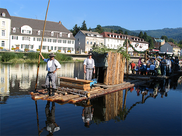 Floßfahrt im Schwarzwald. Foto © Tourismus Zweckverband im Tal der Murg