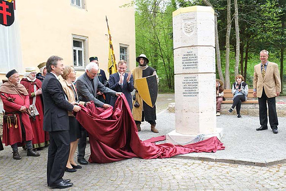 Enthüllung der Stauferstele am 2. Mai 2015. Foto: Stadt Denkendorf