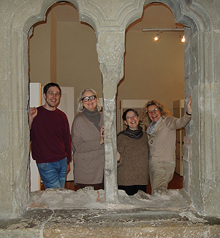 Das Team des Deutschordensmuseums an den Palasarkaden: Markus Stang (seit 2015), Maike Trentin-Meyer (seit 2000), Elfriede Rein (seit 1995), Gudrun Müller (seit 1992). Foto: Alice Ehrmann-Pösch/ Deutschordensmuseum