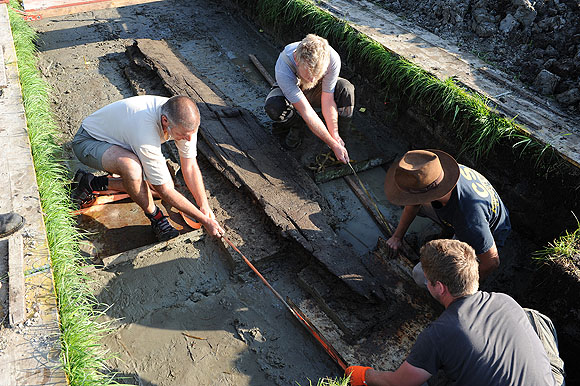 Archäologen des Landesamts für Denkmalpflege bei der Bergung des keltischen Einbaums. Foto: W. Hohl, LAD