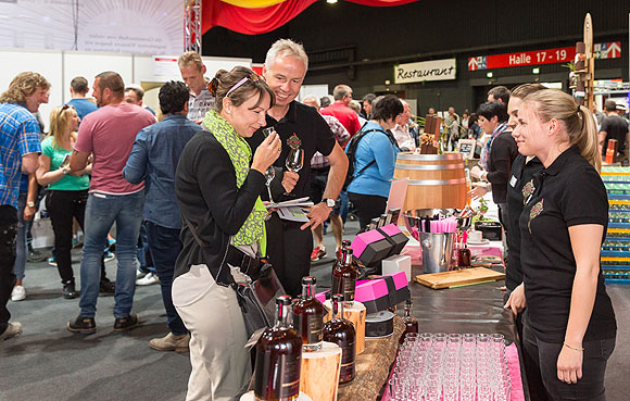 Verkostung edler Brände auf der Weinmesse Offenburg. Foto: Messo Offenburg