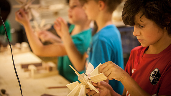 Am Aktionstag zum Thema Mühlen  können Kinder im Freilichtmuseum Vogtsbauernhof ihre eigenen Wasserräder bauen und ausprobieren. Foto: Vogtsbauernhof