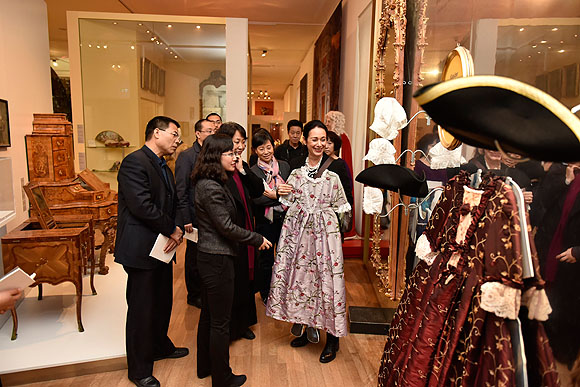 Die Mitglieder der chinesischen Delegation in der Sammlung des Landesmuseums: The Palace Museum (Peking), Beijing Luxun Museum (Peking), Nanjing Museum (Nanjing), Nanjing City Wall Museum (Nanjing), Xi'an Beilin Museum (Xi'an), Famen Temple Museum (Baoji), Hanyangling Museum (Xi'an), Shannxi History Museum (Xi'an), Yungang Grottes (Datong)