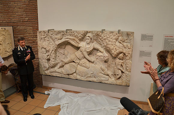 Die Zusammenführung des aufgefundnen Fragments und Vorstellung durch Carabinieri-General Parrulli