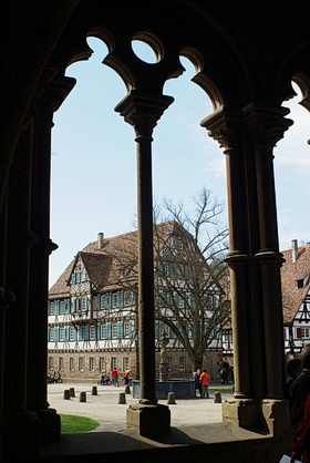Klosteranlage Maulbronn, Durchblick aus dem Paradies in den äußeren Klosterhof