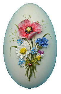 Mit roter Blüte kunstvoll bemaltes Osterei