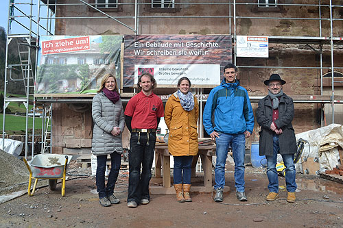Die Projektverantwortlichen stellten den Stand der Bauarbeiten am Schlössle von Effringen vor. V.l.n.r.: Margit Langer (Geschäftsführerin Schwarzwälder Freilichtmuseum Vogtsbauernhof), Tobias Rosenstengel (Vorarbeiter bei JaKo Baudenkmalpflege GmbH), Sarah Michalik (Architektin bei JaKo Baudenkmalpflege GmbH), Hubert Maucher (Projektleiter JaKo Baudenkmalpflege GmbH), Thomas Hafen (Wissenschaftlicher Leiter Schwarzwälder Freilichtmuseum Vogtsbauernhof). Foto: Schwarzwälder Freilichtmuseum Vogtsbauernhof