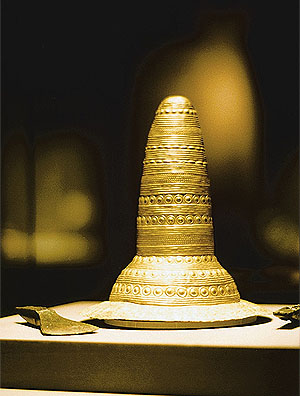 Der Goldene Hut von Schifferstadt stammt aus der Bronzezeit, 1400-1300 v. Chr. , und ist einer von weltweit vier bekannten Goldhüten. Foto: Historisches Museum der Pfalz Speyer/Hans-Georg Merkel