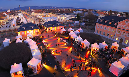 Kurfürtluicher Weihnachtsmarkt im Ehrenhof von Schloss Schwetzingen