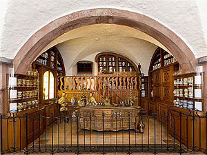 Inszenierung einer Offizin mit Mobiliar der Hof-Apotheke Bamberg.
