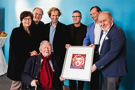 Gruppenbild mit Schenkung