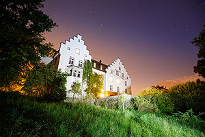 Der Sonnenuntergang, von der anderen Seite gesehen… Am Fuße des Rorschacherberges liegt der See ruhig in der Abendsonne. Wer nach oben schaut, sieht das Schloss Wartegg inmitten seines Englischen Gartens, in dem auch Schafe und eine historische Pflanzensammlung Platz haben. Bild: Damian Imhof 
