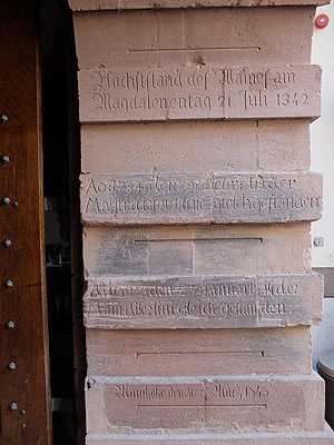 Hochwassermarken am Torbogen des Roten Baus in Würzburg. Foto: Martin Bauch 2020