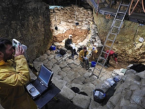 Hohle Fels. Grabungsübersicht im Juli 2020. Foto: N. J. Conard, Universität Tübingen
