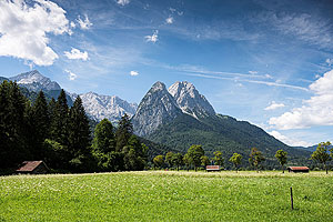 Hier könnte ein Windrad stehen. In schönen Landschaften, wie hier im Alpenvorland, ist der Widerstand gegen Windräder meist besonders präsent. (Foto: Markus Breig, KIT)