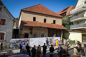 Staatssekretärin Andrea Lindlohr besichtigt die ehemalige Synagoge in Neidenstein. Foto: Uli Regenscheit.